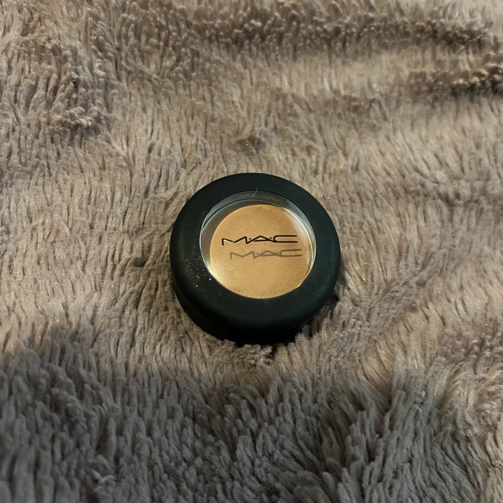 Mac Eyeshadow “What Clout”